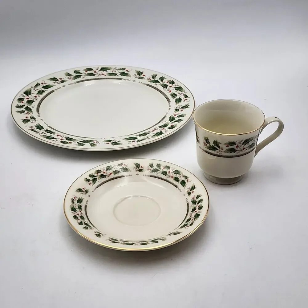 ROYAL LIMITED Holly Holiday 12 Piece Dinnerware Set Japan J-9821 Vintage 1987